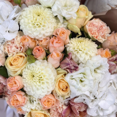 Bouquet of flowers "Golden Cream" photo