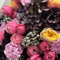 Букет цветов "Midnight Petals" 