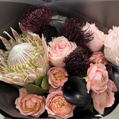 Букет цветов "Shadowed Grace" фото
