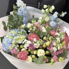 Author's prefabricated bouquet from a florist | L photo