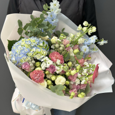 Author's prefabricated bouquet from a florist | L photo
