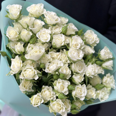 15 кенийских кустовых белых роз фото