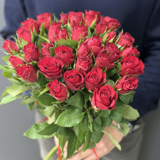 33 червоні імпортні троянди фото