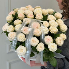 Композиція в кошику із 51 ніжної троянди фото