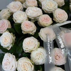 Композиція в кошику із 51 ніжної троянди фото