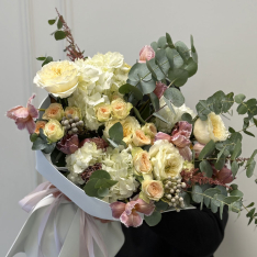 Bouquet of flowers "Green Serenity" photo