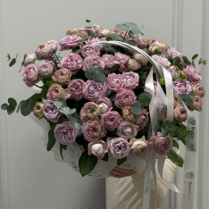 Композиция в корзине из 51 нежно-фиолетовой розы с эвкалиптом фото