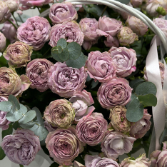 Композиция в корзине из 51 нежно-фиолетовой розы с эвкалиптом фото