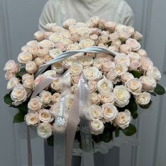 Композиция в корзине из 101 нежной розы фото