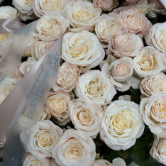 Композиция в корзине из 101 нежной розы фото