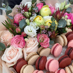 Author's bouquet with flowers and macaroons | size M photo
