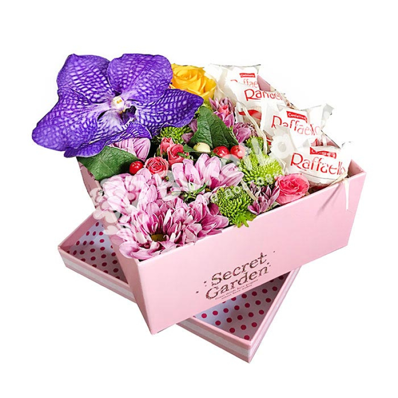 Box with flowers and sweets 2 | size M- buy flowers with delivery