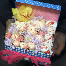 Коробочка з квітами і цукерками «Сад Едему» фото