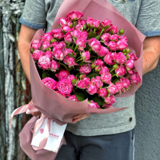 Букет из 11 розовых кустовых роз фото