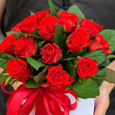 19 красных роз в шляпной коробке фото