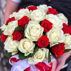 31 роза микс красно-белая в шляпной коробке фото