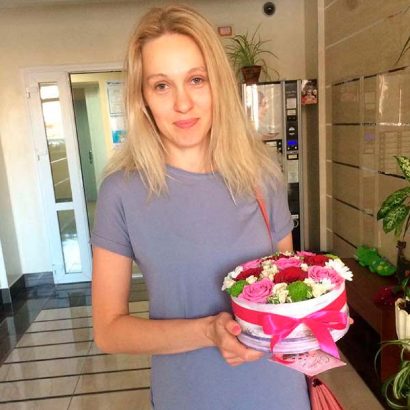 Круглая коробка с цветами | размер М - купить цветы с доставкой | BUKETLAND