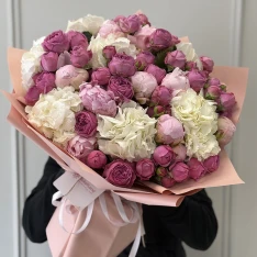 Букет квітів мікс з гортензією, півонією та трояндою 