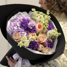 Букет квітів "Violet Embrace" 